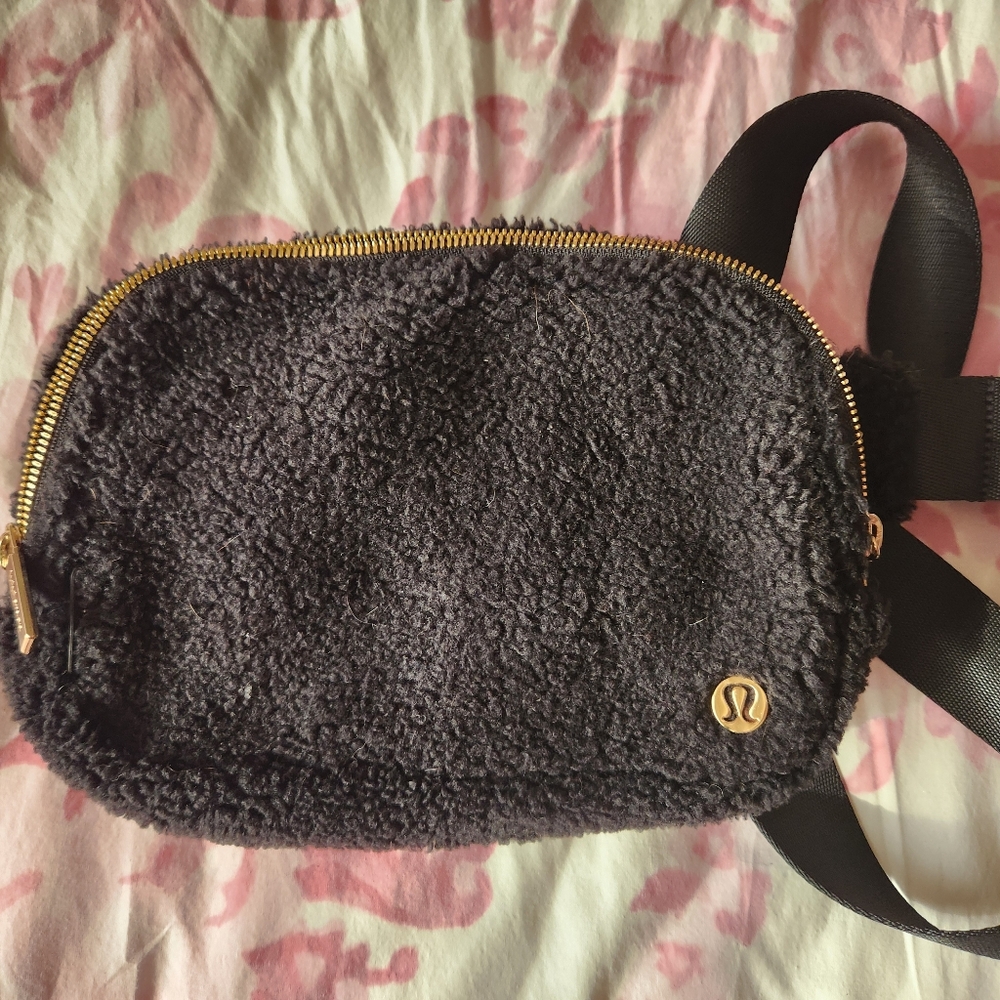 lululemon athletica Black Sherpa Belt Bag
